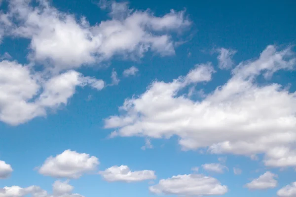 Blauwe lucht met wolken — Stockfoto