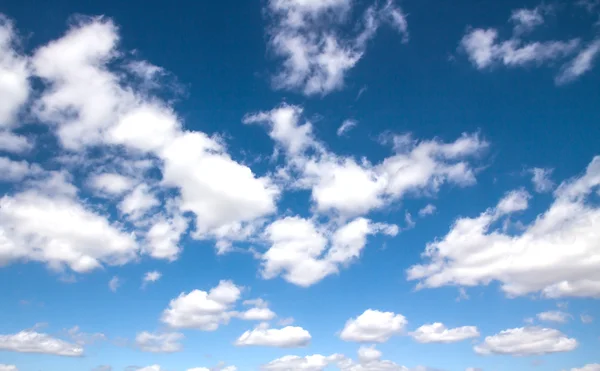 Blå himmel med moln — Stockfoto