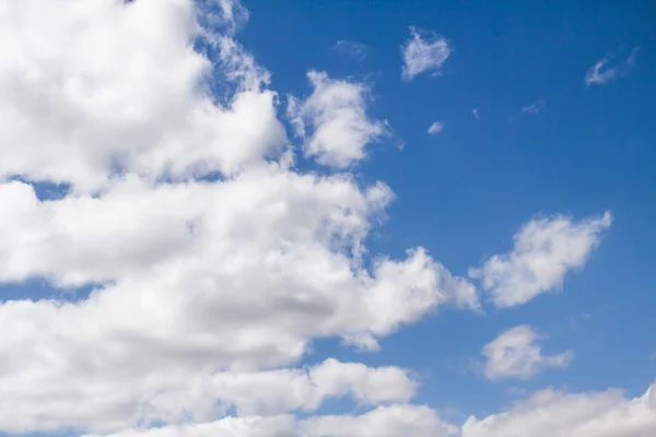 Blauwe lucht met wolken — Stockfoto