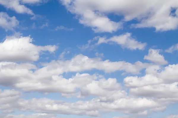 Blauwe lucht met wolken — Stockfoto