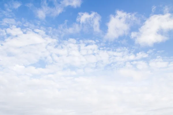 Blauwe lucht met wolken — Stockfoto