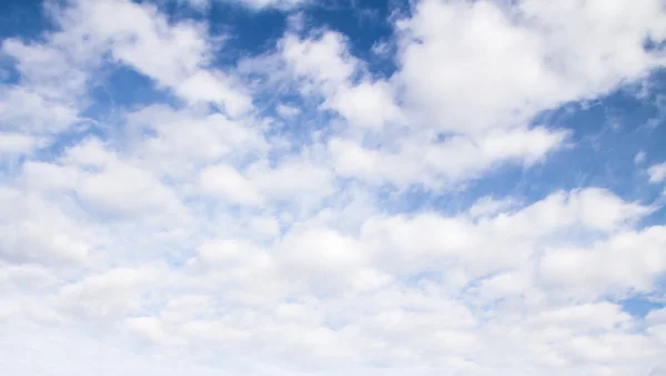 Blauwe lucht met wolken — Stockfoto