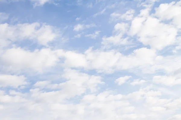 Céu azul com nuvens — Fotografia de Stock