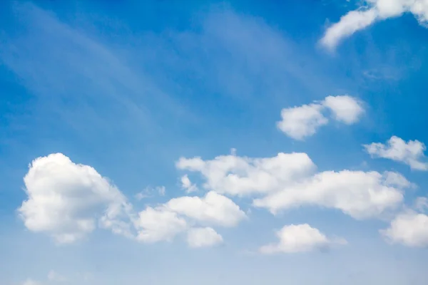 Nuvens no céu azul — Fotografia de Stock