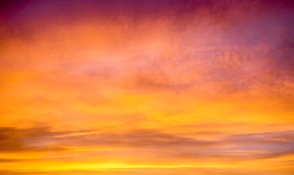 Vurige oranje zonsondergang hemel — Stockfoto