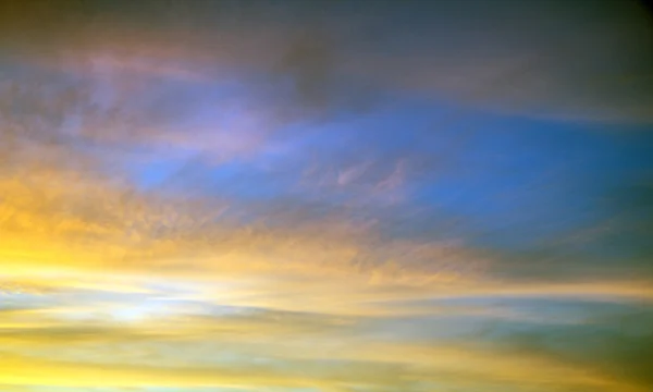 Vurige oranje zonsondergang hemel — Stockfoto