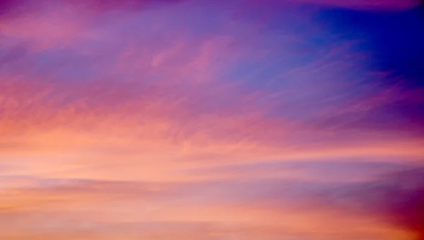 Vurige oranje zonsondergang hemel — Stockfoto