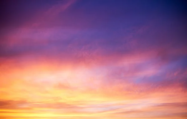 Ognisty pomarańczowy zachód słońca niebo — Zdjęcie stockowe