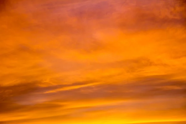 Cielo arancio ardente tramonto — Foto Stock