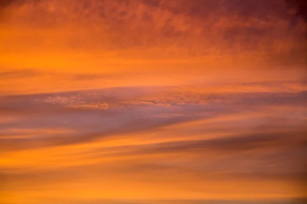 Feurig orangefarbener Abendhimmel — Stockfoto