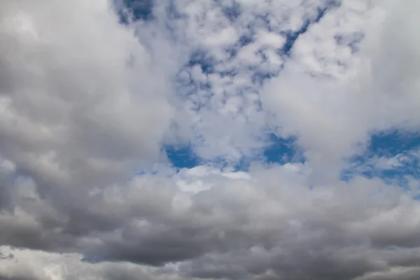 Nuages dans le ciel bleu — Photo