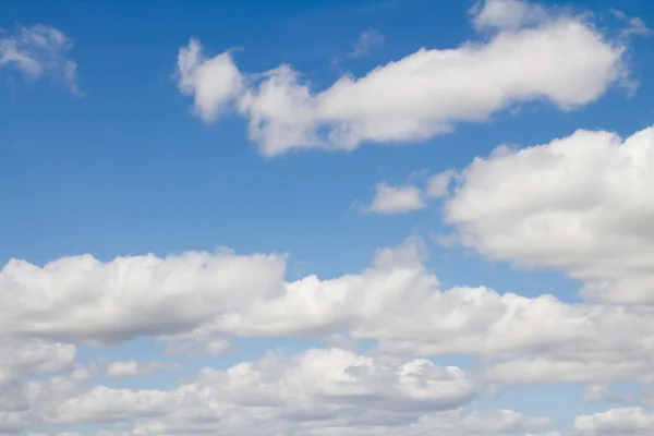 Nubes en el cielo azul —  Fotos de Stock