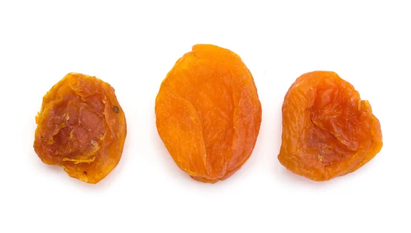 Aprikoser torkade på en vit — Stockfoto