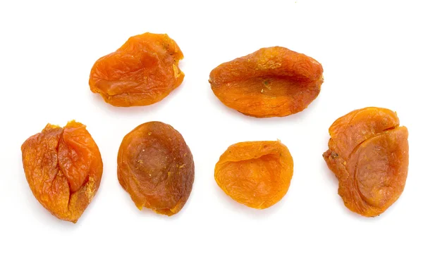 Aprikosen getrocknet auf einer weißen — Stockfoto