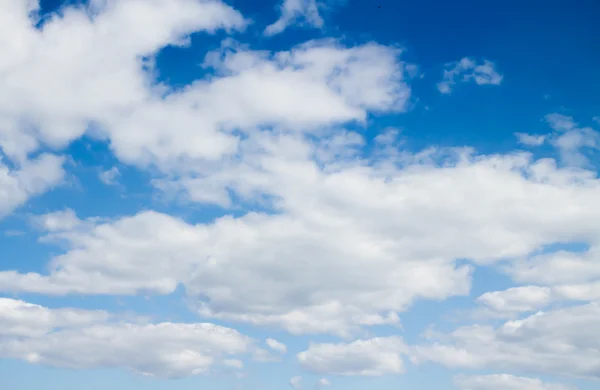 Nuvens céu azul — Fotografia de Stock