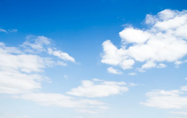 Nubes de cielo azul —  Fotos de Stock