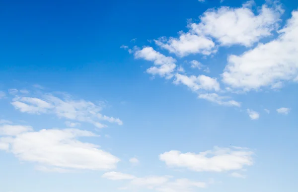 Nuages de ciel bleu — Photo