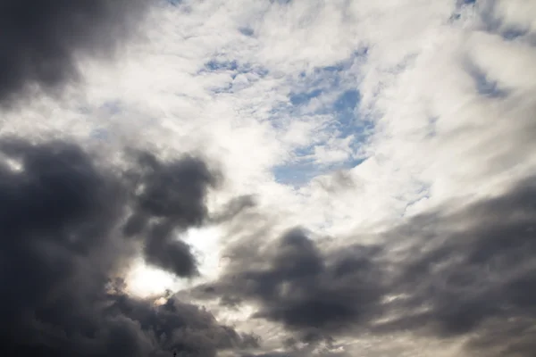 Nubes cúmulos y un cielo azul —  Fotos de Stock