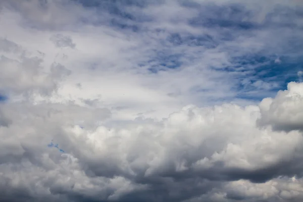 Nubes de cielo azul —  Fotos de Stock