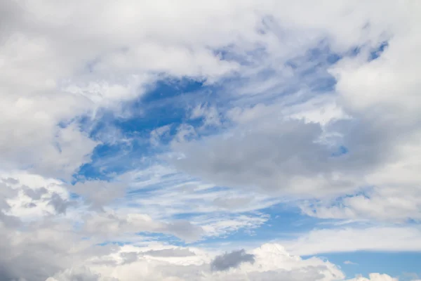 Blauwe lucht wolken — Stockfoto