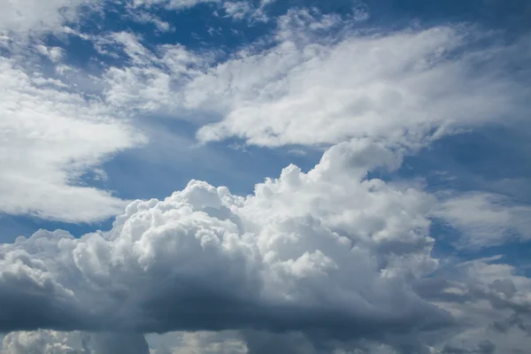 Nuvens cúmulos e um céu azul — Fotografia de Stock