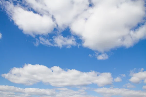 Wolken in de blauwe lucht — Stockfoto