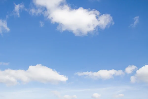 Wolken in de blauwe lucht — Stockfoto