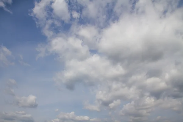 Moln i blå himmel — Stockfoto