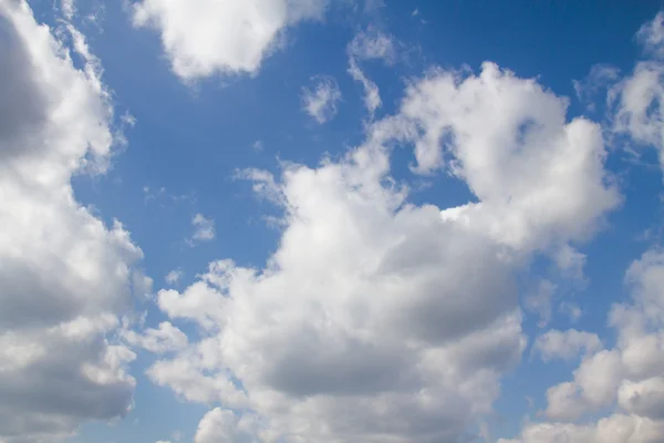 Wolken in de blauwe lucht — Stockfoto