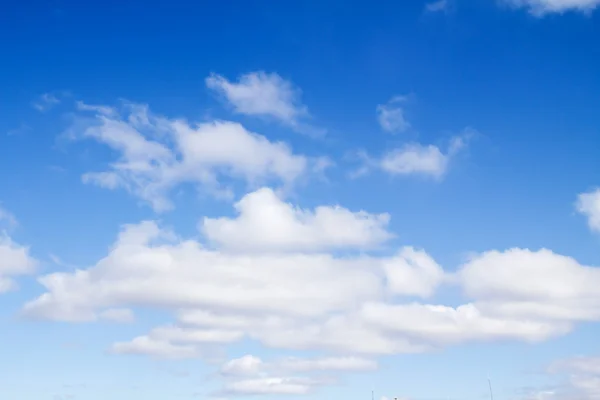 Cielo azul con nubes Fotos de stock