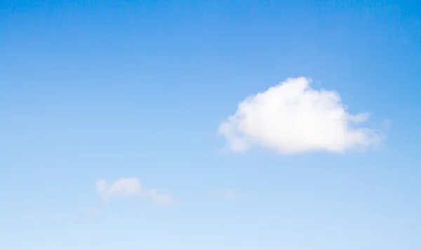 Wolken in de blauwe lucht — Stockfoto