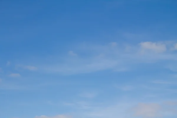 Хмари в блакитному небі — стокове фото