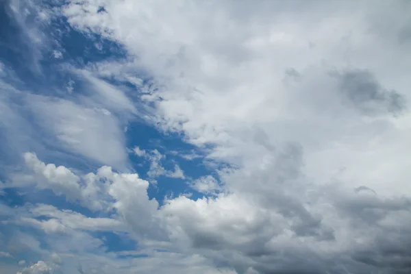 Moln och en blå himmel bakgrund — Stockfoto