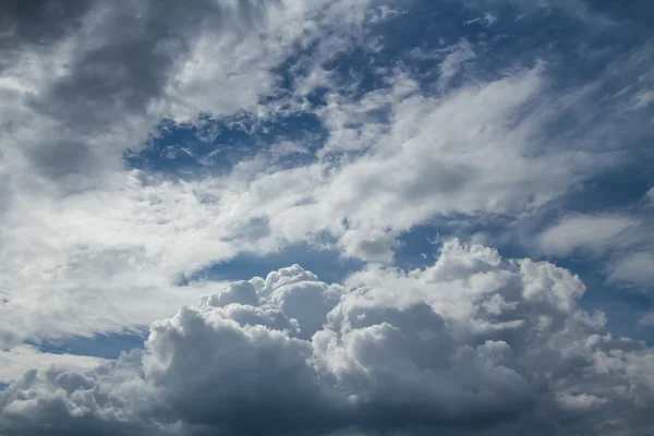 Nuvole e uno sfondo cielo blu — Foto Stock