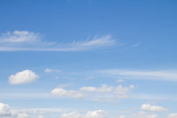 Nuvole nel cielo blu — Foto Stock