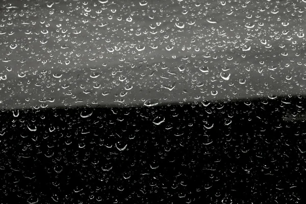 Druppels water op zwart — Stockfoto