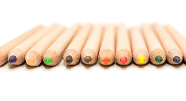 Dřevěné tužky na bílém pozadí — Stock fotografie