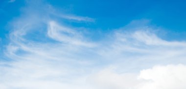 Mavi gökyüzündeki bulutlar