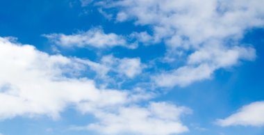 Mavi gökyüzündeki bulutlar