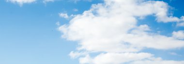 Mavi gökyüzündeki bulutlar