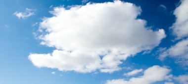 Mavi gökyüzündeki bulutlar