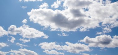 Mavi gökyüzündeki bulutlar