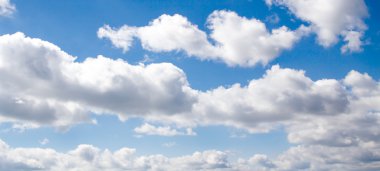Mavi gökyüzündeki bulutlar