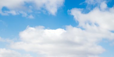 Mavi gökyüzündeki bulutlar