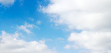 Mavi gökyüzündeki bulutlar