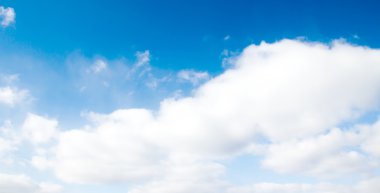 Mavi gökyüzündeki bulutlar