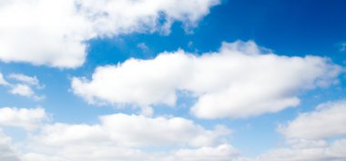 Mavi gökyüzündeki bulutlar