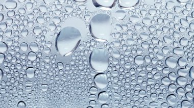 Camdaki su damlaları