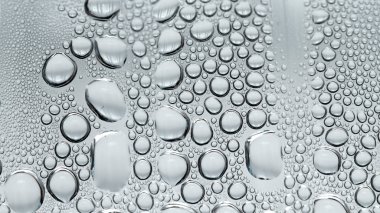 Camdaki su damlaları