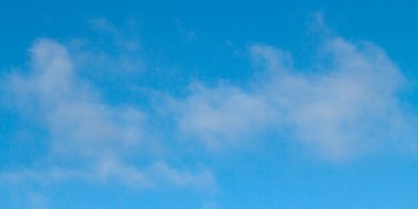 Mavi gökyüzündeki bulutlar